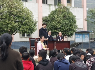 荥经县检察院到新添乡中学开展法治宣传