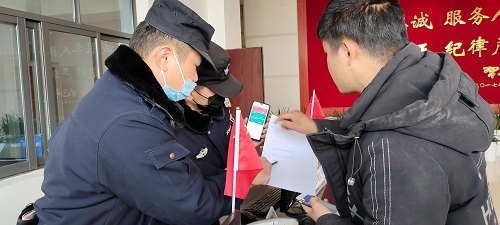 汉源县公安局民警用"纸笔"为聋哑人排忧解难
