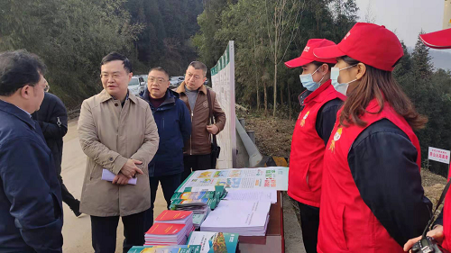 市委常委,政法委书记杨军到荥经县走访慰问并开展调研