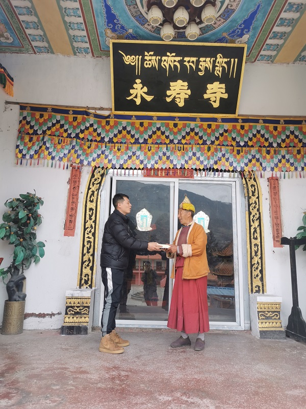 宝兴县司法局工作人员进寺庙开展法治宣传.jpg