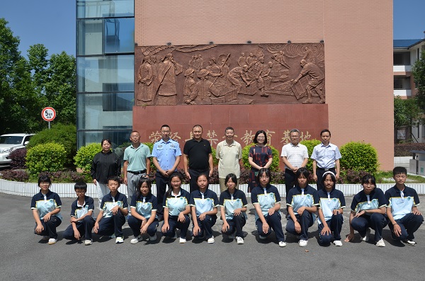 荥经禁毒教育基地与师生合影 (2).JPG