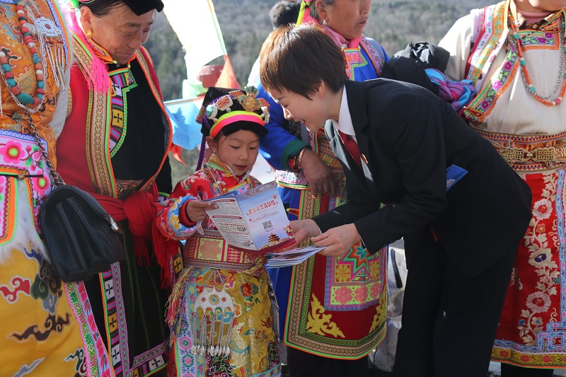 2024年2月18日宝兴法院干警在上九节之际到硗碛藏族乡开展普法宣传 (2).JPG